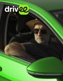 Водитель на своем авто в Драйви