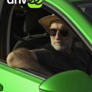 Водитель на своем авто в Драйви